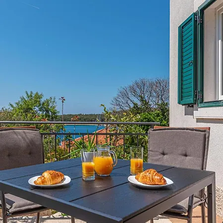 Дом отдыха 2 Bedroom Beautiful In Рогозница