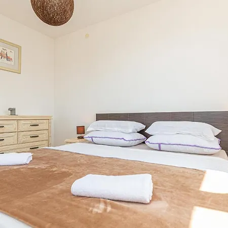 2 Bedroom Beautiful In Prázdninový dům Rogoznica (Sibenik-Knin)