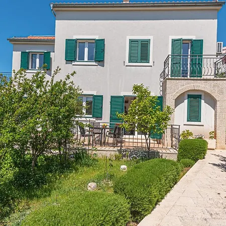 2 Bedroom Beautiful In Holiday home