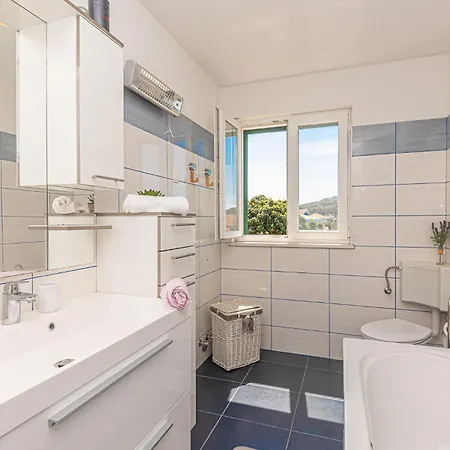 2 Bedroom Beautiful In Holiday home Rogoznica (Sibenik-Knin)