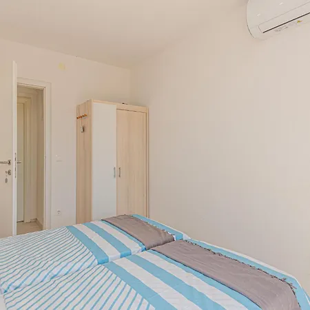 2 Bedroom Beautiful In Rogoznica *