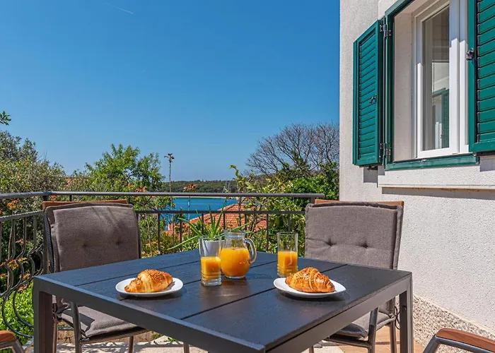 Сasa de vacaciones 2 Bedroom Beautiful In Rogoznica (Sibenik-Knin)